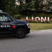 Lioni, infrange il finestrino di un’auto e ruba un borsello. I Carabinieri recuperano la refurtiva e denunciano una persona