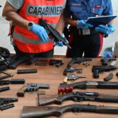 Roccabascerana, arsenale scoperto in un immobile disabitato: i Carabinieri sequestrano mitragliatrice, pistole e fucili