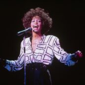 Whitney Houston torna “in concerto” grazie all’Intelligenza Artificiale