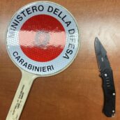 Benevento, lite tra operai finisce con accoltellamento: due feriti, una persona fermata dai Carabinieri