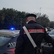 Tentano la truffa del falso sinistro a un anziano: carabiniere libero dal servizio li blocca