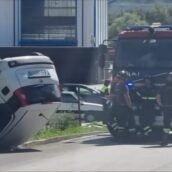 Incidente a Pianodardine: auto si ribalta e resta sospesa tra la strada e una cunetta