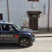 Guida in stato di ebbrezza e balestra in auto: denunciato giovane di Forino