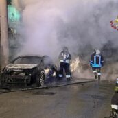 Paura a Solofra nella tarda serata: incendio tra due vetture, danneggiata cabina Enel