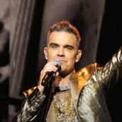 Robbie Williams rivela: “Ho la sindrome di Tourette. Esibirmi dal vivo mi terrorizza”