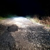 Ariano Irpino, SUV centra una buca profonda sulla strada in frana: sfiorato l’impatto con un’altra auto