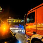 Incidente notturno ad Atripalda: conducente intrappolata nell’auto ribaltata, soccorsa dai Vigili del Fuoco