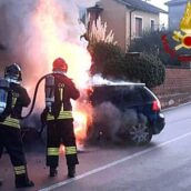 Auto in fiamme a Grottolella: intervento dei Vigili del Fuoco, nessun ferito