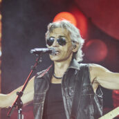 Ligabue: scivolone sul palco sulle note di “Balliamo sul mondo”