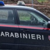 Guardia dei Lombardi, rifiuti pericolosi abbandonati e auto dismesse: i Carabinieri sequestrano un’officina di 500 mq