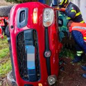 Incidente sull’A16: auto si ribalta, coinvolte una donna e due bambine