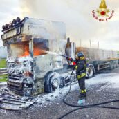 Incendio su autoarticolato sull’A16: intervento dei Vigili del Fuoco a Vallata