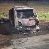 Lauro, raid incendiario contro impresa funebre: distrutto un furgone