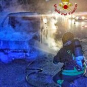 Autocarro in fiamme sull’A16 nel territorio di Monteforte Irpino: traffico rallentato