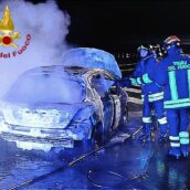 Fiamme sull’autostrada A16: conducente riesce a mettersi in salvo