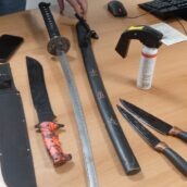Benevento, coltelli, machete e katana trovati in auto: due denunciati