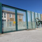 Droga e smartphone destinati ai detenuti: sequestro nel carcere di Avellino