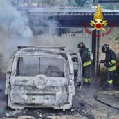 Grottolella, auto in fiamme all’alba: intervento dei Vigili del Fuoco