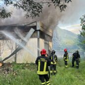 Santa Lucia di Serino, deposito agricolo distrutto dal fuoco: nessun ferito