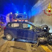 Solofra, incidente nella Galleria Monte Pergola: tre auto coinvolte, traffico bloccato nella notte