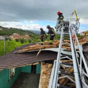 Ariano Irpino, vento forte scoperchia un capannone dismesso: intervento tempestivo dei Vigili del Fuoco