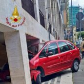 Paura ad Avellino: auto sbanda e si schianta sotto il porticato