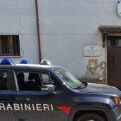 Forino, viola il divieto di avvicinamento e aggredisce un familiare: arrestata 50enne