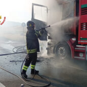 Bisaccia, in fiamme un autotreno carico di vitelli: intervento dei Vigili del Fuoco