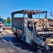 Avellino, furgone carico di bibite prende fuoco in via Pianodardine: nessun ferito
