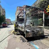 Avellino, autocarro in fiamme in via Roma: intervento dei Vigili del Fuoco