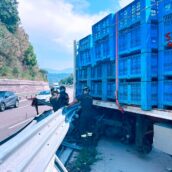 Paura sulla A16: autoarticolato sfonda il guardrail e resta incastrato, conducente in ospedale