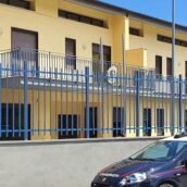 Monteforte Irpino, danneggiano con una barra di ferro l’ingresso di un’abitazione: due denunciati