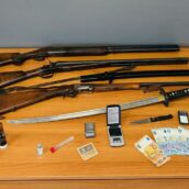 Benevento, piantagione di marijuana e cocaina in casa: sequestrati anche 3 fucili e una katana