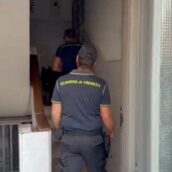 Droga e cellulari lanciati nel carcere di Ariano: due arresti domiciliari