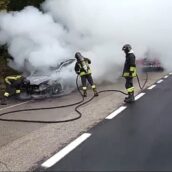 Montefredane, auto a GPL in fiamme sulla SP 242: conducente illesa