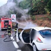 Monteforte Irpino, auto a GPL in fiamme sull’A16: tre donne si mettono in salvo