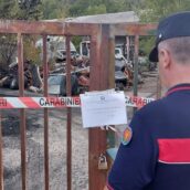 Calabritto, rifiuti pericolosi e 80 veicoli fuori uso: sequestrata area da un milione di euro